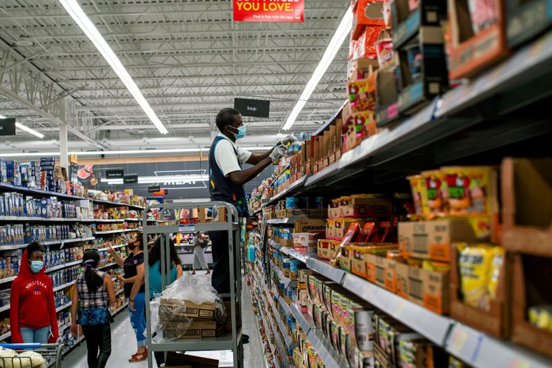 &copy; Reuters. FILE PHOTO: A worker and shoppers are seen wearing masks at a Walmart store, in North Brunswick, New Jersey