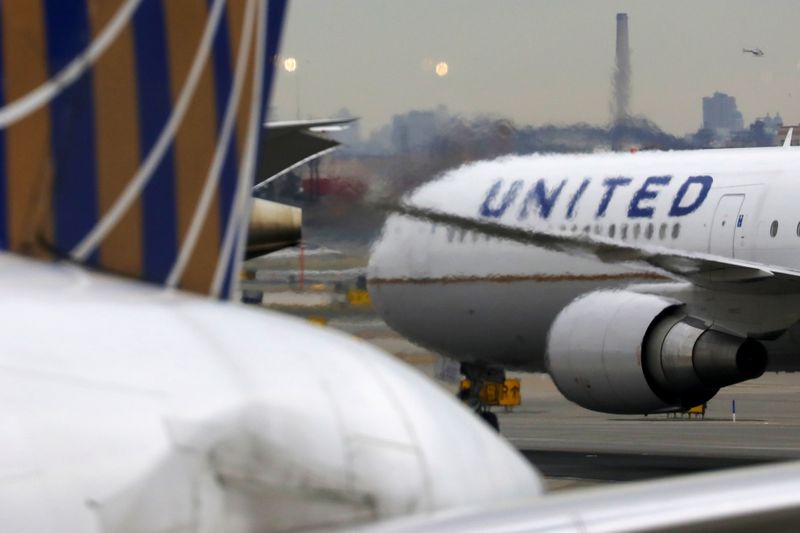 &copy; Reuters. ecFILE PHOTO: A United Airlines passenger jet taxis at Newark Liberty International Airport