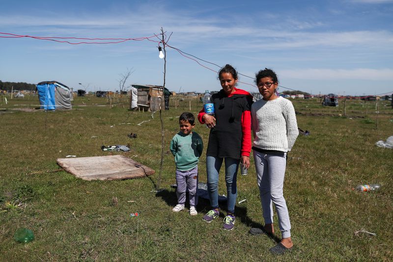 &copy; Reuters. Families occupied a land on the outskirts of Buenos Aires, amid the outbreak of the coronavirus disease (COVID-19)