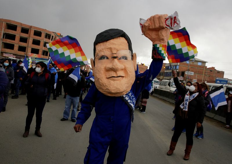 &copy; Reuters. Homem com máscara do candidato do MAS à Presidência da Bolívia, Luis Arce, durante evento de campanha em El Alto