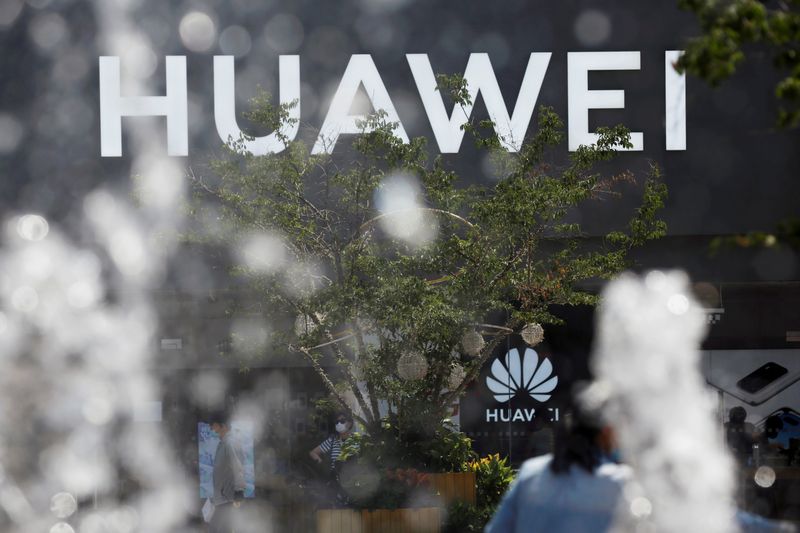 &copy; Reuters. FILE PHOTO: Huawei sign is seen on its store at a shopping complex in Beijing