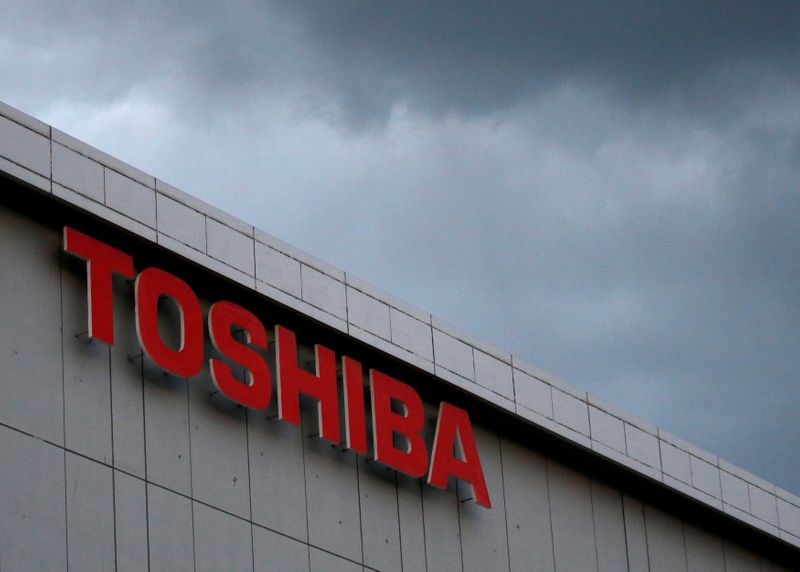 © Reuters. The logo of Toshiba Corp. is seen at the company's facility in Kawasaki, Japan