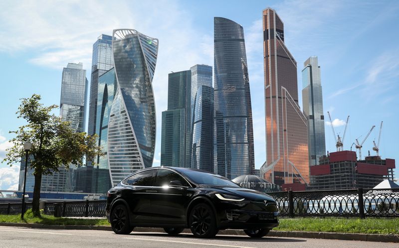 &copy; Reuters. FILE PHOTO: A Tesla Model X electric vehicle is shown in Moscow