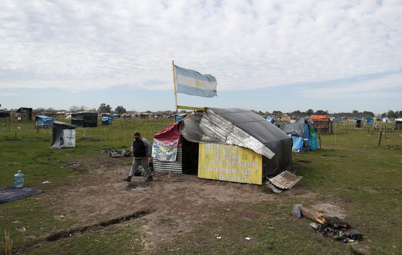 &copy; Reuters. Familias ocupan tierras en las afueras de la ciudad de Buenos Aires