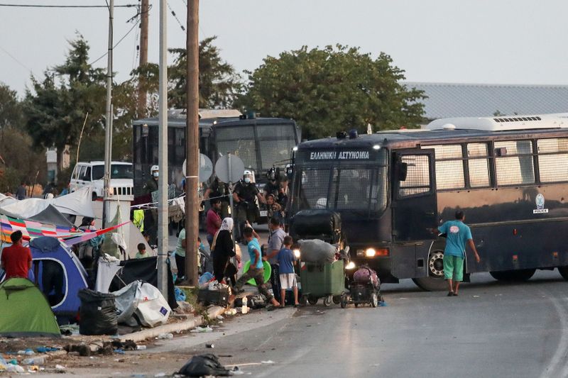 &copy; Reuters. الشرطة اليونانية تنقل مهاجرين في جزيرة ليسبوس إلى مخيم مؤقت بعد حريق