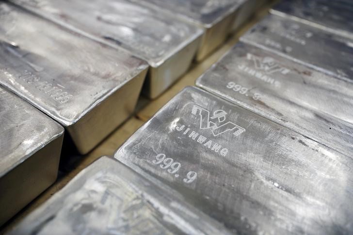 &copy; Reuters. Слитки серебра в хранилище в Сингапуре