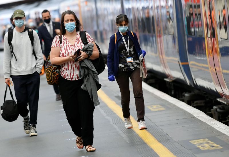 &copy; Reuters. Morning rush hour in London