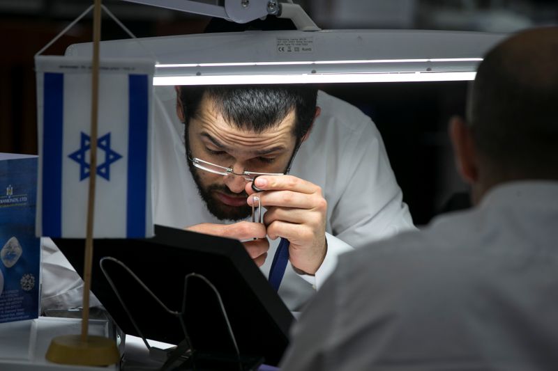 © Reuters. بورصتا الألماس في إسرائيل ودبي تبدآن تعاونا استراتيجيا
