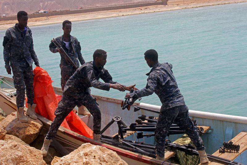 &copy; Reuters. FILE PHOTO: Somali Puntland forces receive weapons seized in a boat on the shores of the Gulf of Aden in the city of Bosasso