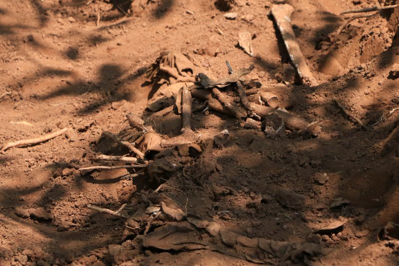 © Reuters. Remains of an unidentified person are seen at a 1972 mass grave as workers from the Truth and Reconciliation Commission dig to extract bodies in the Gikuzi village, Makamba Province