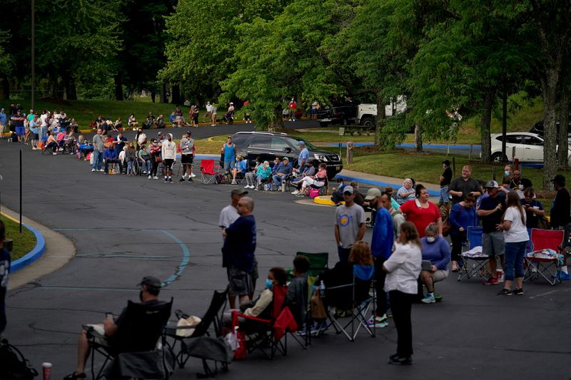 © Reuters. FILE PHOTO: People  wait outside Kentucky Career Center in Frankfort