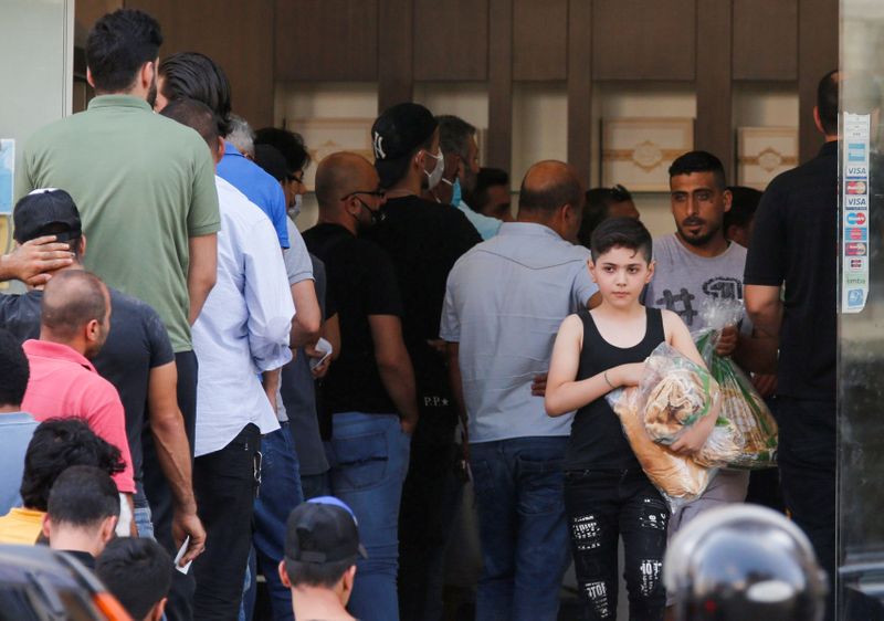 &copy; Reuters. FILE PHOTO: People queue to buy bread at a bakery in Beirut