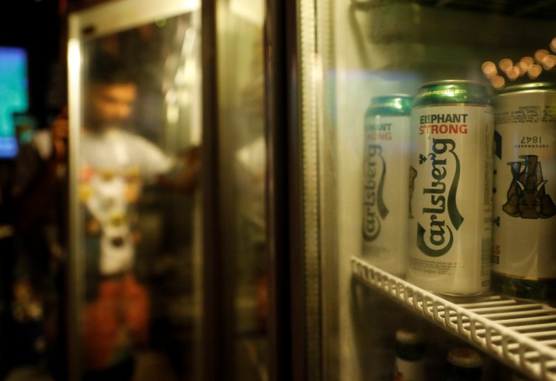 &copy; Reuters. Carlsberg beer cans are seen at a pub in Mumbai