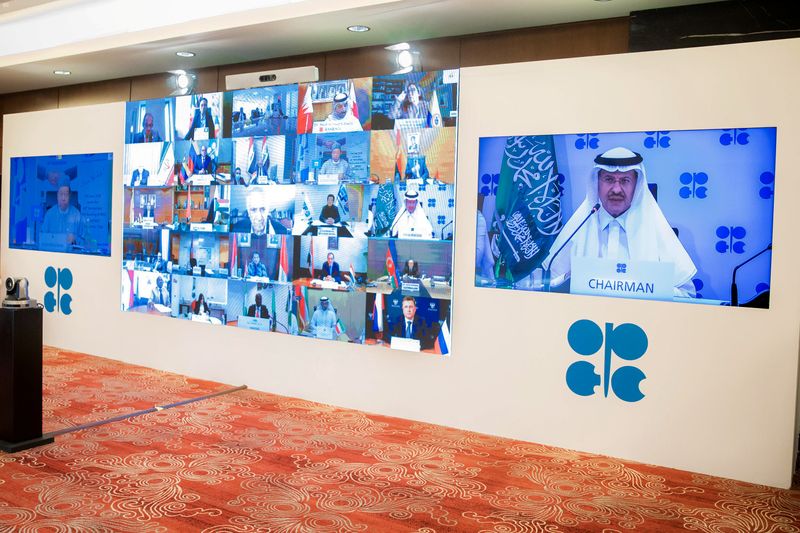 &copy; Reuters. Министр энергетики Саудовской Аравии принц Абдулазиз бин Салман выступает на виртуальной встрече ОПЕК+ в апреле 2020 года
