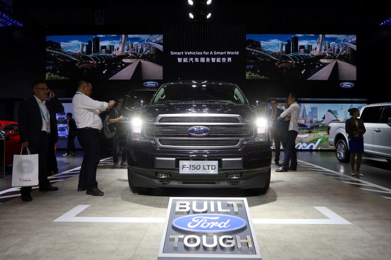 © Reuters. FILE PHOTO: Visitors look at a Ford F-150 pickup displayed at the China International Import Fair (CIIE) in Shanghai