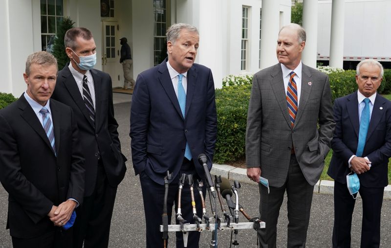 © Reuters. Airline executives speak after a meeting at the White House in Washington