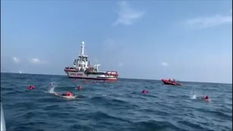 &copy; Reuters. مهاجرون استبد بهم اليأس يقفزون من سفينة إنقاذ للسباحة إلى إيطاليا