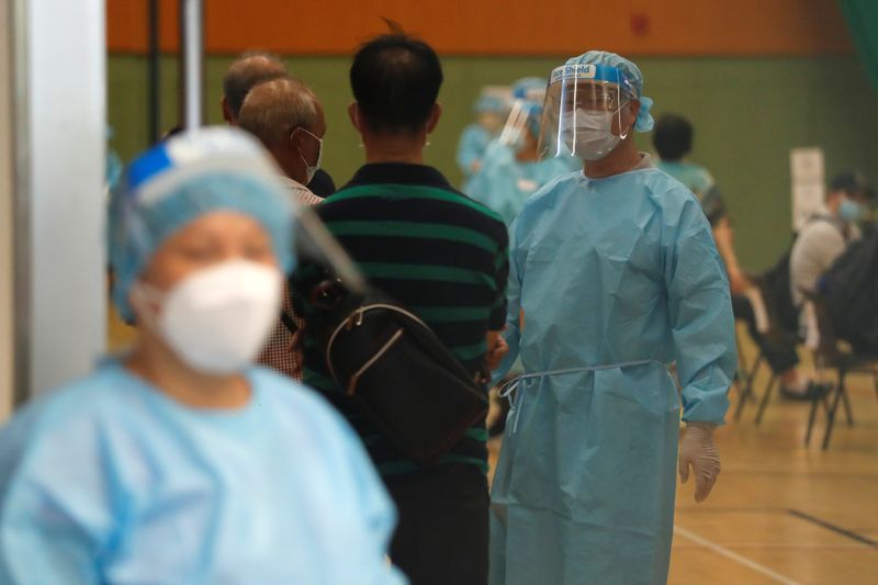 &copy; Reuters. Agentes de saúde em Hong Kong