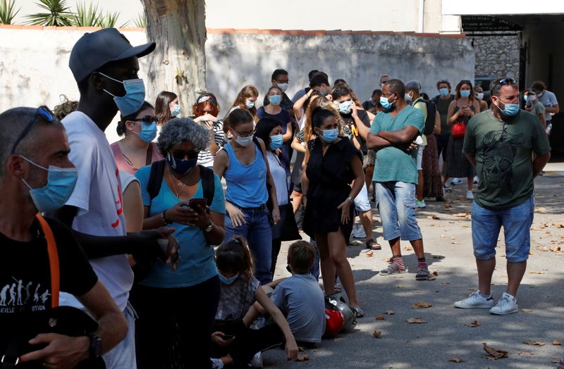 &copy; Reuters. Personas que usan mascarilla en un sitio de pruebas de coronavirus (COVID-19) en Marsella, Francia, el 17 de septiembre de 2020