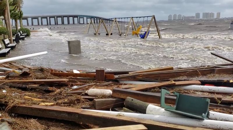 © Reuters. A view of the damage caused by Hurricane Sally on Navarre beach in Florida