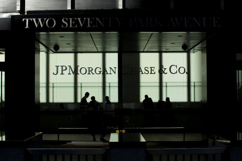 &copy; Reuters. FILE PHOTO: People walk inside JP Morgan headquarters in New York