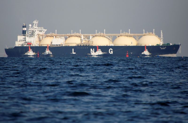 &copy; Reuters. A LNG tanker is tugged towards a thermal power station in Futtsu