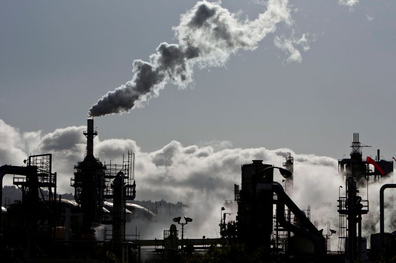 © Reuters. FILE PHOTO: Vapor is released into the sky at a refinery in Wilmington