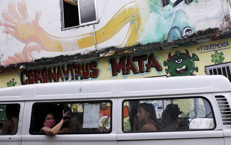 &copy; Reuters. Pessoas usam transporte alternativo em favela do Rio de Janeiro