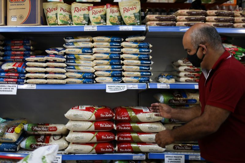 © Reuters. Pacotes de arroz em prateleira de supermercado no Rio de Janeiro (RJ)