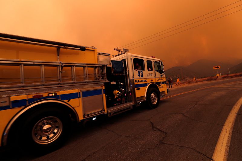 © Reuters. Bobcat Fire burns near Juniper Hills, California, U.S.