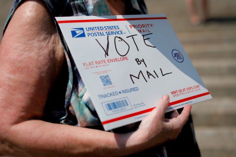 © Reuters. FILE PHOTO: FILE PHOTO: U.S. Postal Service (USPS) workers rally to end mail delays and for the firing of U.S. Postmaster General Louis DeJoy in New York