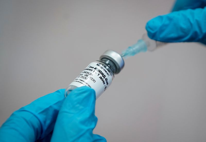 &copy; Reuters. Enfermeira prepara candidata a vacina contra o coronavírus para aplicação em voluntário em Moscou