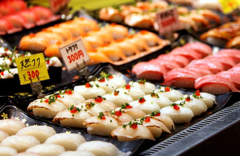 &copy; Reuters. FILE PHOTO: Blowfish sushi line is seen on a display window at a market in Shimonosek