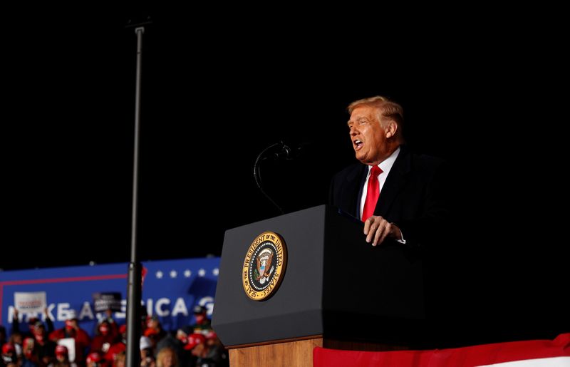 © Reuters. U.S. President Donald Trump holds a campaign event at the Central Wisconsin Airport in Mosinee, Wisconsin