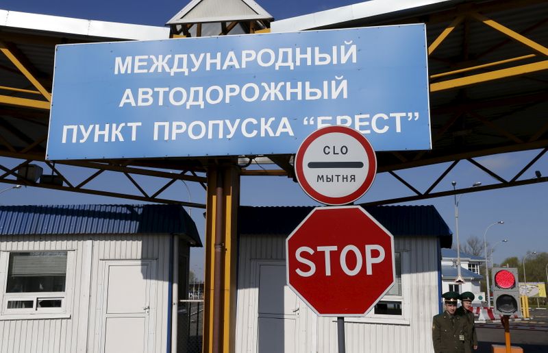 &copy; Reuters. Belarussian border guards stand at a border crossing between Belarus and Poland, near Brest