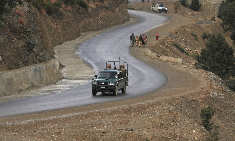 &copy; Reuters. FILE PHOTO: Pakistani soldiers drive in South Waziristan region