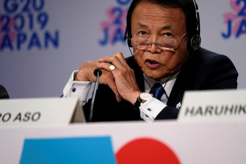 © Reuters. Japanese Finance Minister Taro Aso takes questions from reporters at the annual meetings of the International Monetary Fund and World Bank in Washington