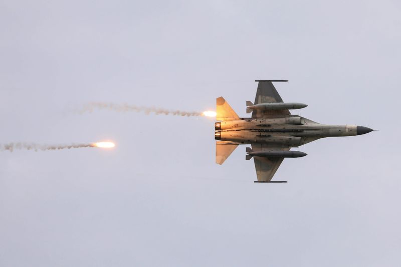 © Reuters. FILE PHOTO: FILE PHOTO: FILE PHOTO: Taiwanese domestically-built Indigenous Defense Fighters (IDF) take part in the live-fire, anti-landing Han Kuang military exercise, which simulates an enemy invasion, in Taichung