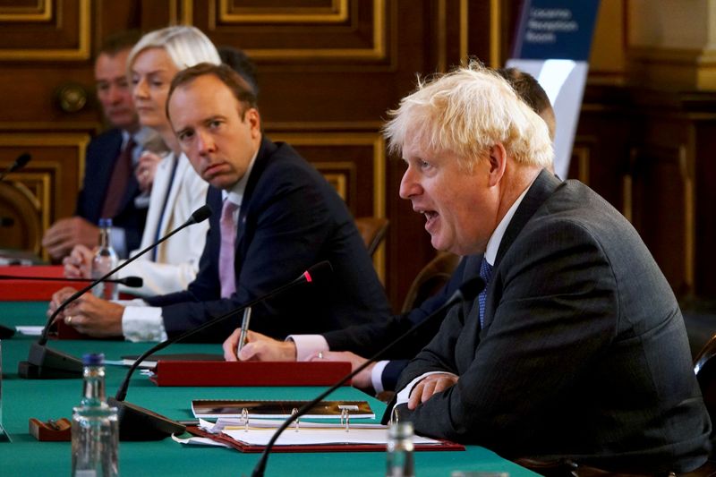 &copy; Reuters. Il Primo ministro Boris Johnson e il segretario alla Salute Matt Hancock durante una conferenza stampa a Londra