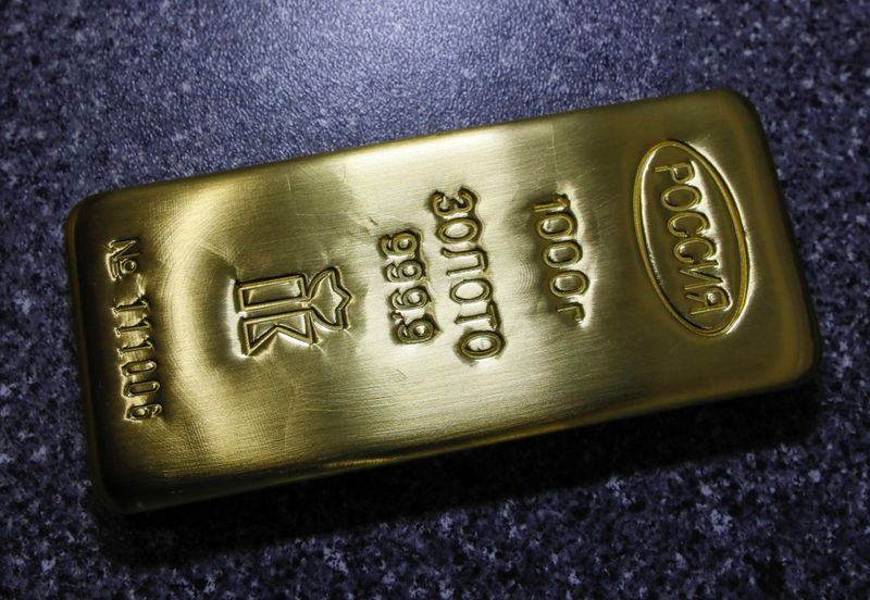 &copy; Reuters. Слиток золота на заводе Красцветмет в Красноярске