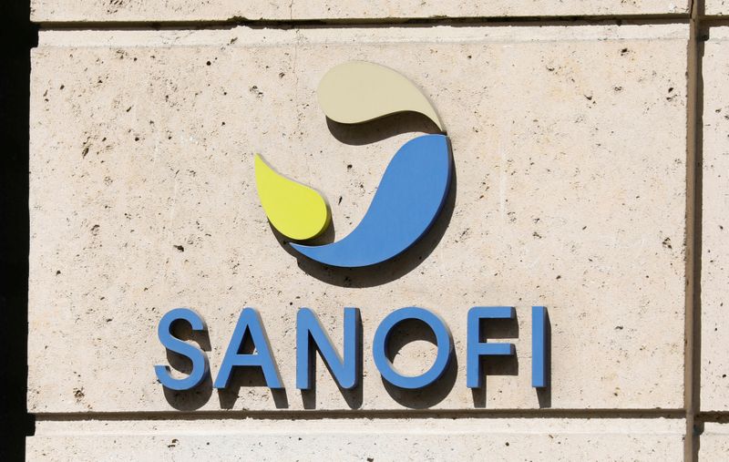 &copy; Reuters. Logo di Sanofi davanti alla sede dell&apos;azienda a Parigi,