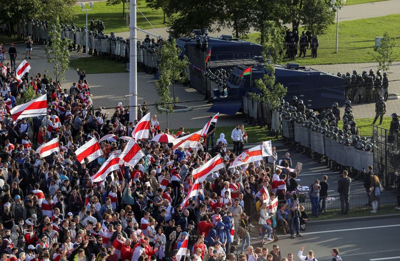 © Reuters. FILE PHOTO: Opposition demonstration to protest against presidential election results in Minsk