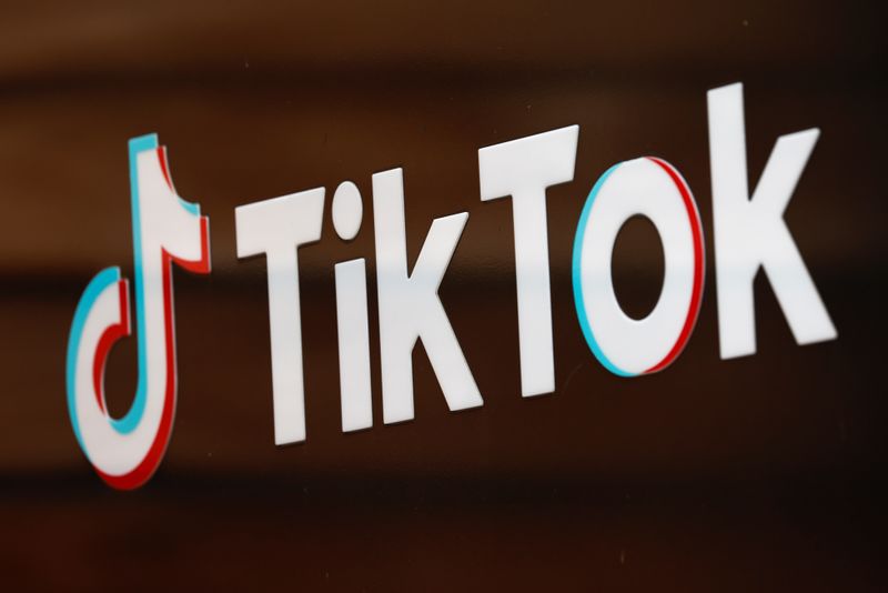 © Reuters. Логотип видеоприложения TikTok в головном офисе компании в США
