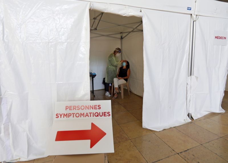 &copy; Reuters. Profissional de saúde realiza teste de Covid-19 em paciente em cidade francesa de Nice