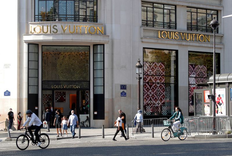 © Reuters. Louis Vuitton store in Paris