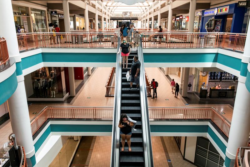 &copy; Reuters. FOTO DE ARCHIVO. Consumidores estadounidenses compran en el centro comercial de Sicaruse, en Nueva York. REUTERS/Maranie Staab