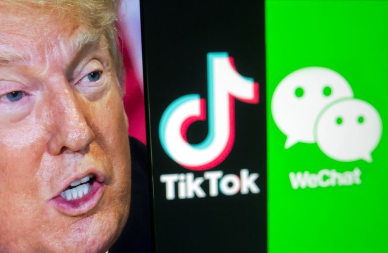 © Reuters. A picture of U.S. President Donald Trump is seen on a smartphone in front of displayed Tik Tok and WeChat logos in this illustration