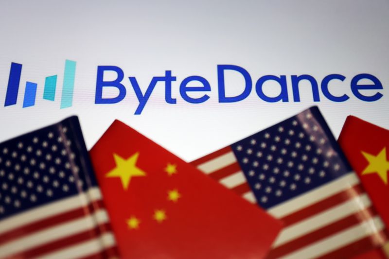 © Reuters. Illustration picture of Bytedance logo with Chinese and U.S. flags