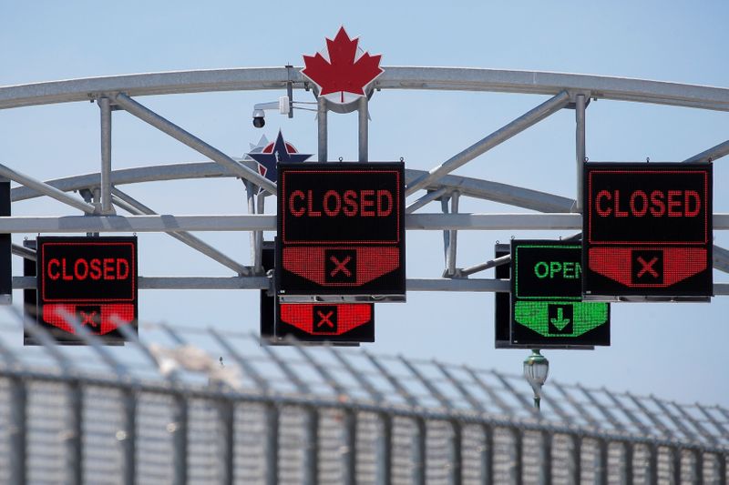 &copy; Reuters. FILE PHOTO: A Canadian maple leaf is seen on The Peace Bridge, which runs between Canada and the United States, over the Niagara River in Buffalo, New York