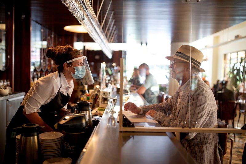 &copy; Reuters. FILE PHOTO: Patrons return to restaurants as coronavirus restrictions lifted to visit restaurants in Montreal